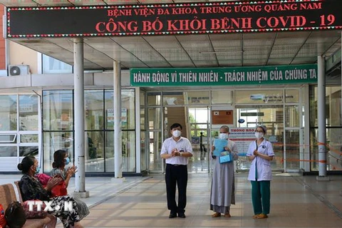Các bệnh nhân mắc COVID-19 nhận giấy công bố khỏi bệnh tại Bệnh viện đa khoa Trung ương Quảng Nam. (Ảnh: Trần Tĩnh/TTXVN)