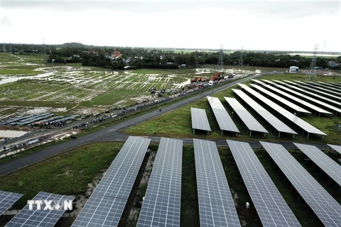 Giai đoạn 2 của Nhà máy điện năng lượng Mặt Trời Sao Mai với công suất 106MWp được triển khai xây dựng cạnh giai đoạn 1 của nhà máy đã hoàn thành đưa vào hoạt động vào đầu tháng 7/2020. (Ảnh: Thanh Sang/TTXVN)