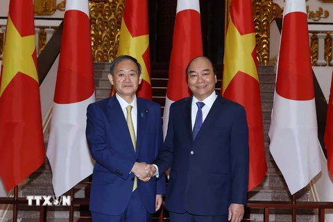 Thủ tướng Nguyễn Xuân Phúc chụp ảnh chung với Thủ tướng Nhật Bản Suga Yoshihide tại trụ sở Chính phủ. (Ảnh: Thống Nhất/TTXVN)