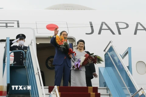 Thủ tướng Nhật Bản Suga Yoshihide và Phu nhân tại sân bay quốc tế Nội Bài, Hà Nội. (Ảnh: Doãn Tấn/TTXVN)