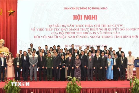 Phó Thủ tướng, Bộ trưởng Bộ Ngoại giao Phạm Bình Minh với các đại biểu và kiều bào dự hội nghị sơ kết 5 năm thực hiện Chỉ thị số 45-CT/TW. (Ảnh: Lâm Khánh/TTXVN)