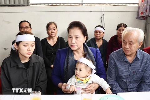 Chủ tịch Quốc hội Nguyễn Thị Kim Ngân thăm và tặng quà gia đình liệt sỹ Đinh Văn Trung ở phường Bến Thủy, thành phố Vinh. (Ảnh: Trọng Đức/TTXVN)