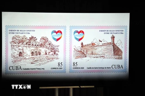 Hai mẫu tem giới thiệu hai Di sản văn hóa thế giới được UNESCO công nhận là Lâu đài Santo Domingo de Atarés tại La Habana và Hoàng thành Thăng Long. (Ảnh: Lê Vũ Hà/TTXVN)