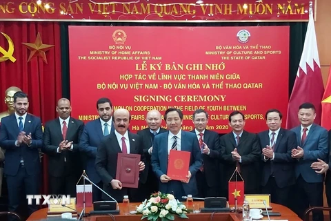 Thứ trưởng Bộ Nội vụ Trần Anh Tuấn (bên phải) và Đại sứ Qatar tại Việt Nam Mohamed Ismail Al Emadi thay mặt lãnh đạo Bộ Văn hóa và Thể thao Qatar ký kết Bản ghi nhớ. (Ảnh: TTXVN)