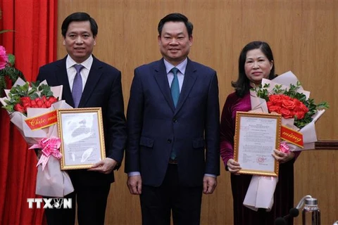 Ông Hoàng Duy Chinh - Bí thư Tỉnh ủy Bắc Kạn (giữa) trao quyết định cho bà Phương Thị Thanh (phải) và ông Nguyễn Long Hải. (Ảnh: Vũ Hoàng Giang/TTXVN)