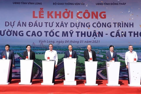 Thủ tướng Nguyễn Xuân Phúc và các đại biểu thực hiện nghi thức khởi công. (Ảnh: Thống Nhất/TTXVN)