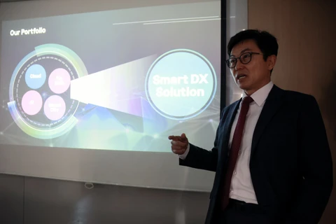 Đại diện Namutech Jeong Cheol đang công bố giải pháp Smart DX Solution tại cuộc họp báo CES.