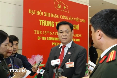 Ông Huỳnh Tấn Việt (Đoàn đại biểu Đảng bộ Khối các cơ quan Trung ương) trả lời phỏng vấn của phóng viên các cơ quan thông tấn, báo chí. (Ảnh: TTXVN)