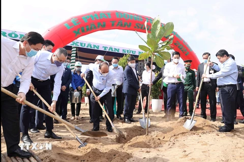 Thủ tướng Nguyễn Xuân Phúc và các đại biểu tham gia 'Tết trồng cây' Xuân Tân Sửu năm 2021. (Ảnh: Thống Nhất/TTXVN)
