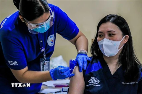 Một nhân viên y tế được tiêm vắcxin ngừa COVID-19 tại Manila, Philippines ngày 1/3/2021. (Ảnh: THX/TTXVN)