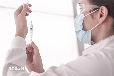 Nhân viên y tế chuẩn bị tiêm vắcxin ngừa bệnh viêm đường hô hấp cấp COVID-19 của hãng Sinovac tại một địa điểm tiêm chủng ở Sao Paulo, Brazil, ngày 2/3/2021. (Ảnh: THX/TTXVN)
