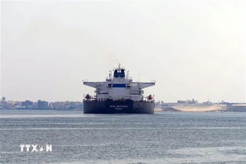 Một tàu hàng di chuyển qua kênh đào Suez, Ai Cập ngày 30/3/2021. (Ảnh: THX/TTXVN)