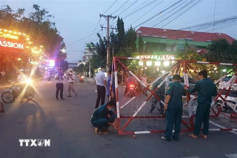 Lực lượng chức năng dỡ bỏ phong tỏa khu vực cách ly liên quan tới bệnh nhân người Trung Quốc tại phường An Phú, thành phố Thuận An, Bình Dương. (Ảnh: Huyền Trang/TTXVN)
