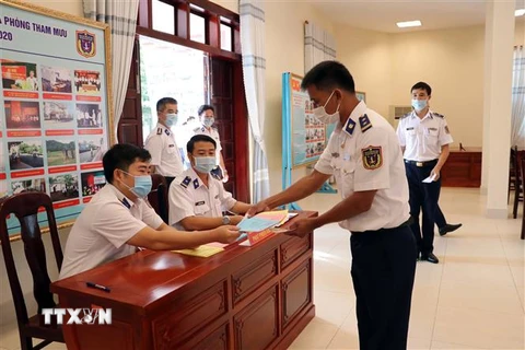 Cán bộ, chiến sỹ lấy phiếu bầu tại Trụ sở Cảnh sát biển Vùng 3. (Ảnh: Đoàn Mạnh Dương/TTXVN)