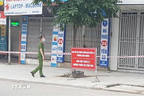 Đường phố Tôn Đức Thắng, thành phố Vĩnh Yên vắng vẻ, nhiều hàng quán đóng cửa để phòng chống COVID-19. (Ảnh: Nguyễn Trọng Lịch/TTXVN)