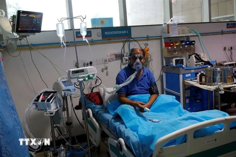 Bệnh nhân COVID-19 được điều trị tại bệnh viện Safdarjung ở New Delhi, Ấn Độ ngày 7/5/2021. (Ảnh: Reuters/TTXVN)
