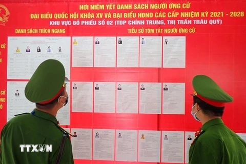 Công an huyện Gia Lâm, thành phố Hà Nội đảm bảo chủ động từ sớm, từ xa để công tác bảo vệ Ngày bầu cử được an toàn trong mọi tình huống tại Khu vực bỏ phiếu số 2, Tổ dân phố Chính Trung, thị trấn Trâu Quỳ. (Ảnh: Anh Tuấn/TTXVN)