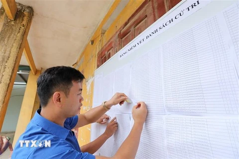 Công tác chuẩn bị danh sách cử tri tại điểm bầu cử đại biểu Quốc hội khóa XV và HĐND các cấp nhiệm kỳ 2021-2026 tỉnh Cao Bằng ở thị trấn Trà Lĩnh, huyện Trùng Khánh. (Ảnh: Minh Quyết/TTXVN)
