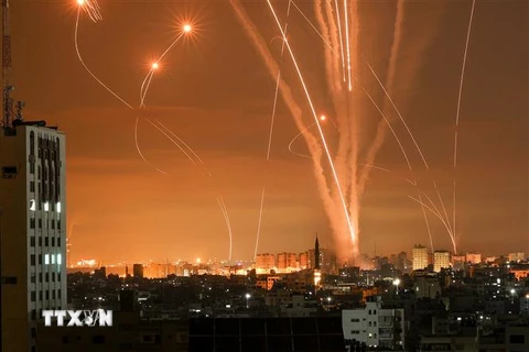 Rocket được phóng từ Beit Lahia, phía Bắc Dải Gaza hiện do Phong trào Hamas của Palestine kiểm soát, hướng về lãnh thổ Israel tối 14/5/2021. (Ảnh: AFP/TTXVN)