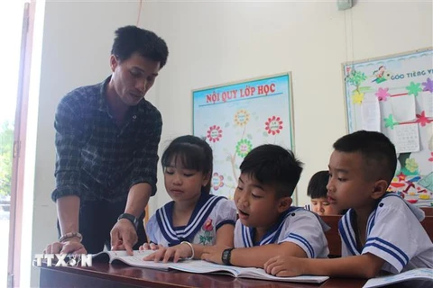  Thầy giáo Nguyễn Hữu Phú, Trường Tiểu học Song Tử Tây giảng bài cho học sinh khối lớp 3 của lớp ghép. (Ảnh: Phan Sáu/TTXVN)