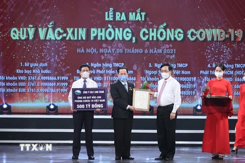 Ông Lê Văn Kiểm Chủ tịch Hội đồng quản trị Công ty Đầu tư và Kinh doanh Golf Long Thành ủng hộ 500 tỷ vào Quỹ vaccine phòng COVID-19. (Ảnh: Dương Giang/TTXVN)