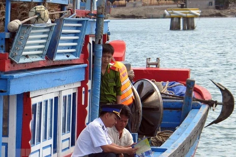 Lực lượng chấp pháp trên biển của Ninh Thuận tuyên truyền cho ngư dân về các quy định pháp luật trong đánh bắt hải sản (Ảnh: Công Thử/TTXVN)