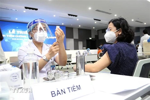 Các y, bác sỹ chuẩn bị thuốc tiêm chủng vaccine phòng COVID-19 cho người dân Thành phố Hồ Chí Minh. (Ảnh: Thanh Vũ/TTXVN)