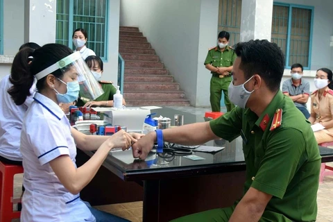 Các cán bộ, chiến sỹ công an tham gia hiến máu tình nguyện. (Ảnh: Trung Hiếu/TTXVN)