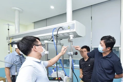 Các nhà khoa học Việt Nam nghiên cứu và sản xuất thành công máy ôxy dòng cao phục vụ cho công tác phòng chống dịch. (Nguồn: Bộ Y tế) 