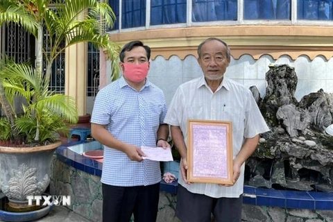Ông Vương Văn Lợi trú tại thành phố Thuận An (Bình Dương) mang 200 triệu tiền phúng viếng theo di nguyện của mẹ mình bà Lê Thị Châu để ủng hộ Quỹ phòng, chống dịch COVID-19. (Ảnh: TTXVN phát)