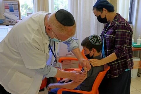 Tiêm vaccine cho trẻ em ở Israel. (Nguồn: AFP)