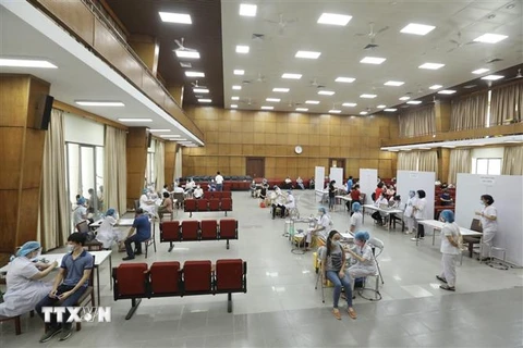 Khu vực tiêm chủng vaccine phòng COVID-19 tại trường Đại học Bách khoa Hà Nội. (Ảnh: Minh Quyết/TTXVN)