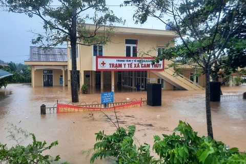 Nước lũ gây ngập lụt tại Trạm y tế xã Cam Thụy, huyện Cam Lộ, tỉnh Quảng Trị hồi cuối năm 2020. (Ảnh: Hồ Cầu/TTXVN)