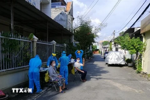 Người dân khu phố 4 (phường Phú Lợi, thành phố Thủ Dầu Một, tỉnh Bình Dương) test nhanh để quét F0 ra khỏi cộng đồng. (Ảnh: Chí Tưởng/TTXVN)