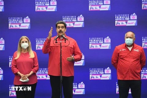 Tổng thống Venezuela Nicolas Maduro (giữa) phát biểu tại một địa điểm bỏ phiếu ở Fuerte Tiuna, Caracas, ngày 8/8/2021. (Ảnh: AFP/TTXVN)