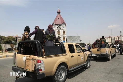 Lực lượng Taliban tuần tra tại thủ đô Kabul, Afghanistan, ngày 17/8/2021. (Ảnh: THX/TTXVN)