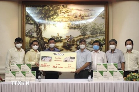 Lãnh đạo tỉnh Đồng Nai tiếp nhận bảng tượng trưng trao trang thiết bị y tế phục vụ chống dịch do Công ty cổ phần ôtô Trường Hải (THACO) ủng hộ. (Ảnh: TTXVN phát)