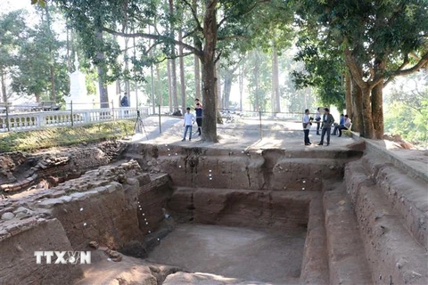 Hố khai quật tại sân Chùa Linh Sơn Cổ Tự - khu di tích quốc gia đặc biệt Óc Eo-Ba Thê tại huyện Thoại Sơn, tỉnh An Giang. (Ảnh: Công Mạo/TTXVN)