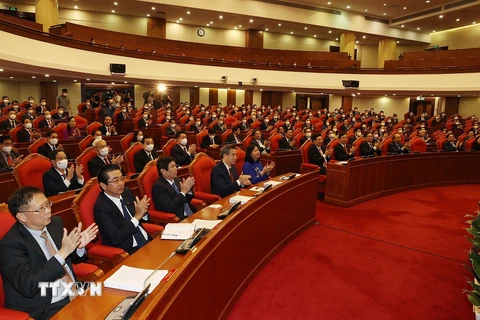 Các lãnh đạo Đảng, Nhà nước và các đại biểu dự bế mạc Hội nghị lần thứ tư Ban Chấp hành Trung ương Đảng khóa XIII. (Ảnh: Trí Dũng/TTXVN)