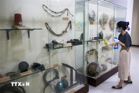 Nhân viên Bảo tàng Đà Nẵng kiểm tra, vệ sinh các khu vực trưng bày hiện vật để chuẩn bị đón khách du lịch trở lại. (Ảnh: Trần Lê Lâm/TTXVN)