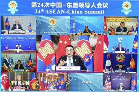 Thủ tướng Trung Quốc Lý Khắc Cường (giữa) dự Hội nghị Cấp cao ASEAN-Trung Quốc lần thứ 24 diễn ra dưới hình thức trực tuyến. (Ảnh: THX/TTXVN)