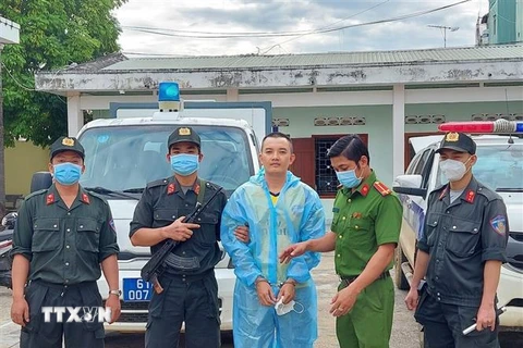 Đối tượng Lê Văn Phi (biệt danh Phi đen, sinh năm 1986, quê Nghệ An) bị bắt để điều tra về hành vi bắt giữ người trái pháp luật. (Ảnh: TTXVN phát)