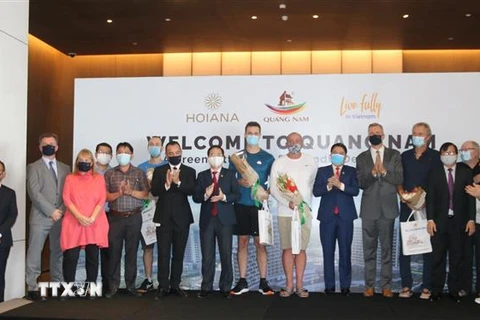 Lãnh đạo tỉnh Quảng Nam tặng quà lưu niệm cho các đoàn khách quốc tế đầu tiên. (Ảnh: Đoàn Hữu Trung/TTXVN)