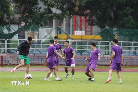 Các cầu thủ đội tuyển Việt Nam trong buổi tập trên sân Hougang. (Ảnh: TTXVN phát)