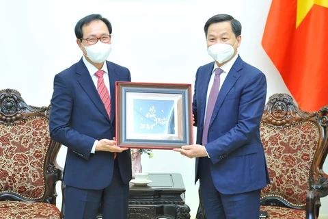 Phó Thủ tướng Lê Minh Khái tặng quà lưu niệm cho Tổng Giám đốc Tổ hợp Samsung Việt Nam Choi JooHoo. (Ảnh: Minh Đức/TTXVN)