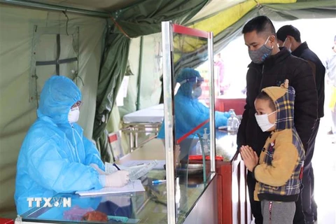 Người dân đến khám tại Bệnh viện đa khoa tỉnh Lạng Sơn. (Ảnh: Quang Duy/TTXVN)