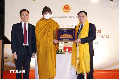 Chủ tịch Quốc hội Vương Đình Huệ tặng quà cho đại diện cộng đồng người Việt Nam tại Ấn Độ. (Ảnh: Doãn Tấn/TTXVN)