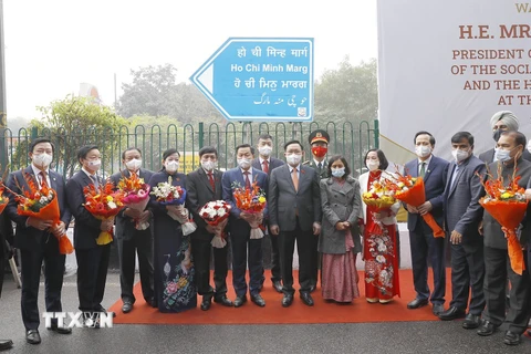 Chủ tịch Quốc hội Vương Đình Huệ chụp ảnh lưu niệm tại Đại lộ Hồ Chí Minh. (Ảnh: Doãn Tấn/TTXVN)