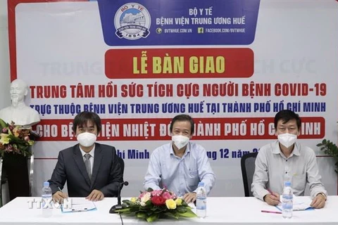 Ký kết bàn giao Trung tâm Hồi sức tích cực người bệnh COVID-19 Trung ương Huế cho Bệnh viện Bệnh Nhiệt đới Thành phố Hồ Chí Minh. (Ảnh: TTXVN phát)