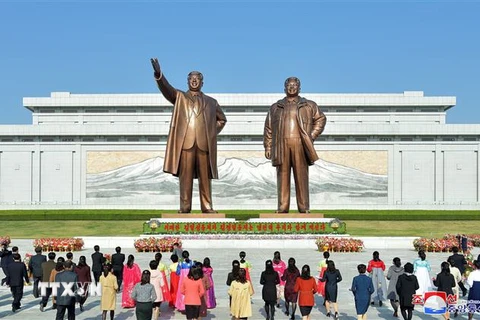 Người dân Triều Tiên đặt hoa tại tượng đài cố Chủ tịch Kim Nhật Thành và cố lãnh đạo Kim Jong-il tại Bình Nhưỡng. (Ảnh: Yonhap/TTXVN)
